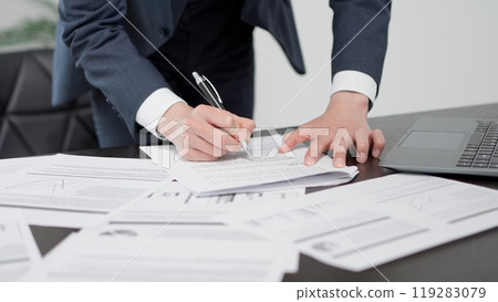 商人的手急忙檢查文件 119283079