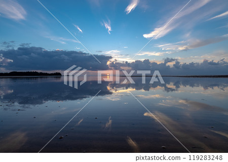 Reflection of the sunrise on the tidal flats 119283248