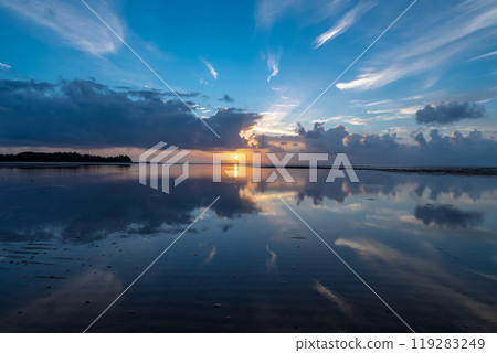 Reflection of the sunrise on the tidal flats 119283249