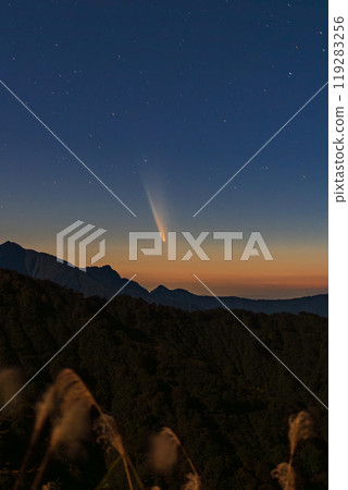 Comet Shikinzan Atlas sinking over Mount Echigo-Komagatake 119283256