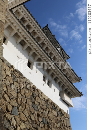 國寶姬路城在藍天的襯托下熠熠生輝 國寶姬路城在藍天的襯托下熠熠生輝 119283457