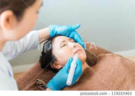 A woman receiving lip art makeup (lip art makeup) 119283463