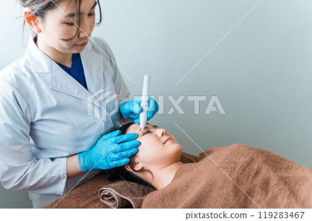 接受眼線永久化妝治療的女性 119283467