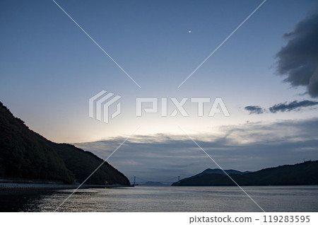 日出前的秋田橋，月亮可見 119283595