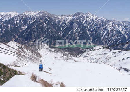 5月上旬的立山黑部阿爾卑斯山路線、從黑部平大觀峰站出發的立山纜車、立山連峰的景色 5月上旬的立山黑部阿爾卑斯山路線、從黑部平大觀峰站出發的立山纜車、立山連峰的景色 119283857