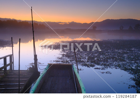 Fukushimagata before sunrise, a fantastic sight shrouded in morning mist 119284187