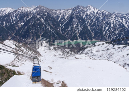 5月上旬的立山黑部阿爾卑斯山路線、從黑部平大觀峰站出發的立山纜車、立山連峰的景色 119284302