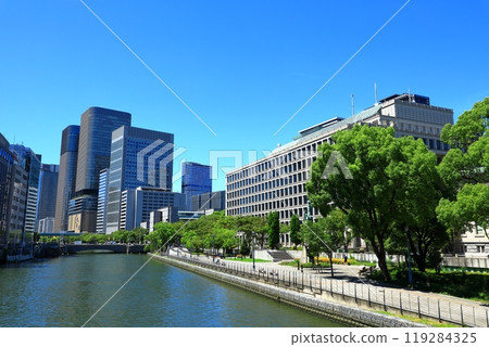 藍天下的中之島、大阪市政廳和摩天大樓 119284325