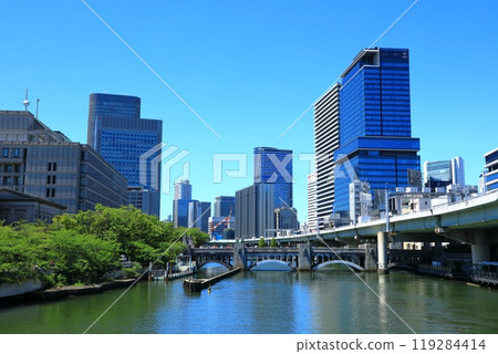 藍天下的中之島、大阪市政廳和摩天大樓 119284414