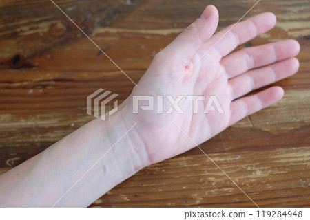 Hands of women in their forties Hands of women in their forties 119284948