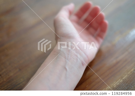 Hands of women in their forties Hands of women in their forties 119284956