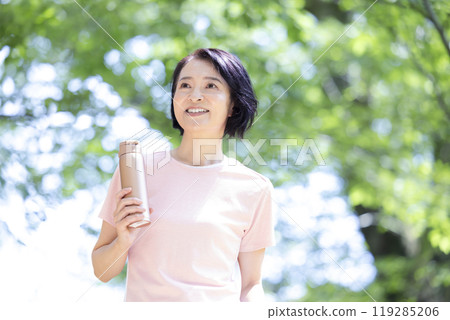 穿著訓練服的中年婦女 穿著訓練服的中年婦女 119285206