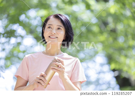 穿著訓練服的中年婦女 穿著訓練服的中年婦女 119285207