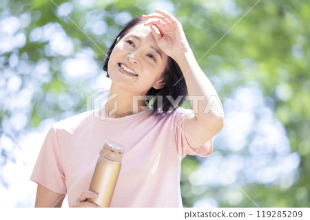 Middle-aged woman wearing training wear Middle-aged woman wearing training wear 119285209