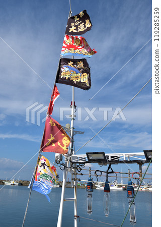 青森縣大崎漁港，大漁旗迎風飄揚 119285259