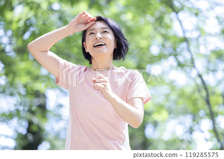 享受跑步的中年婦女 享受跑步的中年婦女 119285575