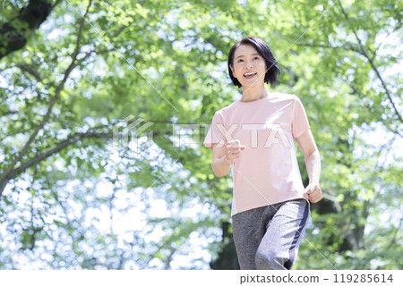 享受跑步的中年婦女 119285614