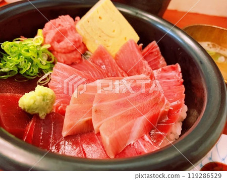 Bowl of rice topped with sashimi Bowl of rice topped with sashimi 119286529