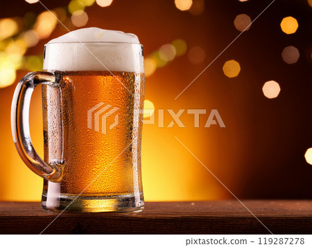 生啤酒倒入杯子 119287278