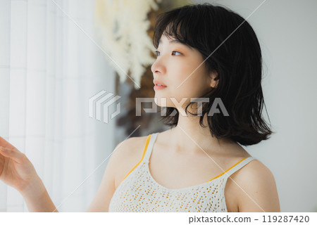 女人打開窗簾 119287420