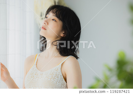 女人打開窗簾 119287421