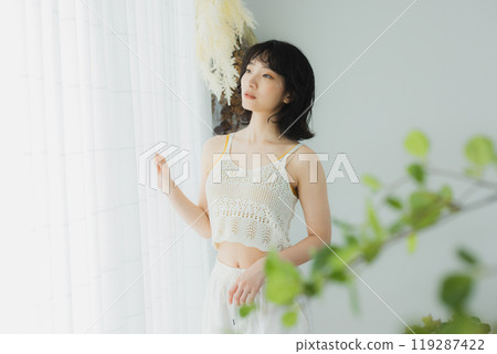女人打開窗簾 女人打開窗簾 119287422