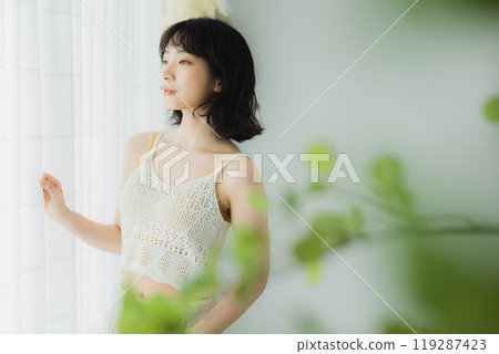 女人打開窗簾 女人打開窗簾 119287423