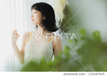 女人打開窗簾 女人打開窗簾 119287424
