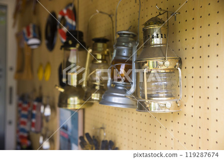 露營裝備燈籠時尚地存放在車庫裡 119287674