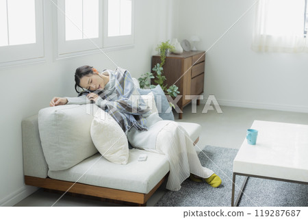 A woman feeling unwell in her living room in winter 119287687