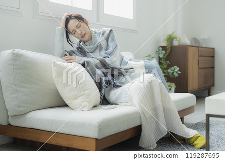 冬天客廳裡一個覺得不舒服的女人 119287695