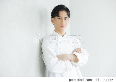 一個穿著廚師外套的年輕人 119287756