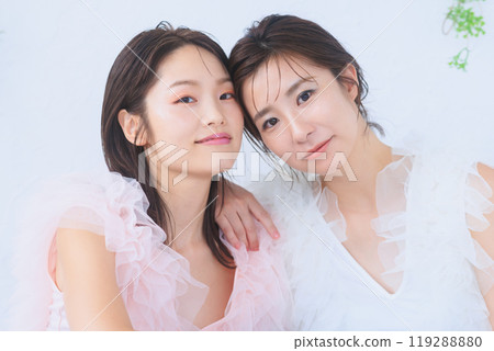 年輕女性的美容髮型和化妝 119288880