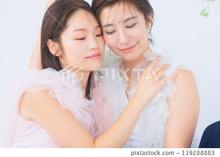 年輕女性的美容髮型和化妝 119288883