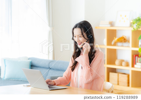 在家工作的女接線生 119288989