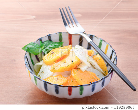 Persimmon and radish salad (with lemon pepper dressing) Persimmon and radish salad (with lemon pepper dressing) 119289065