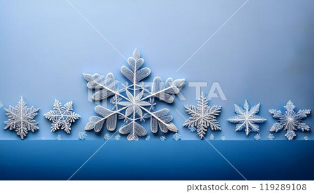 淺藍色背景上的白色雪花 119289108