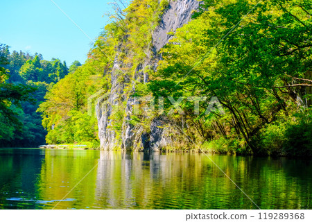 Reflection of Geibikei Gorge in early autumn 119289368