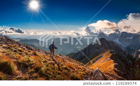 清晨陽光照亮的山脈 119289374