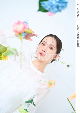 一個被五顏六色的花朵包圍的女人的幻想 119289393