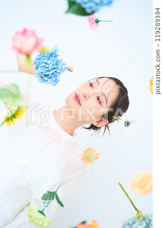 一個被五顏六色的花朵包圍的女人的幻想 119289394