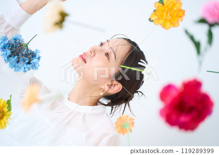 一個被五顏六色的花朵包圍的女人的幻想 119289399