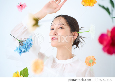 一個被五顏六色的花朵包圍的女人的幻想 119289400