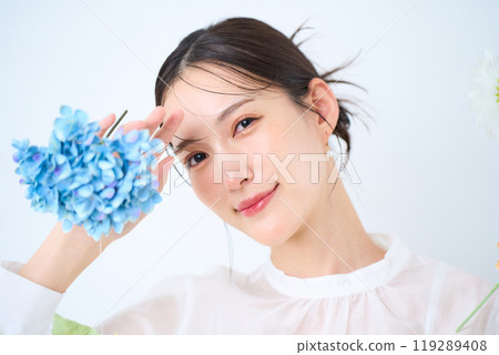 一個被五顏六色的花朵包圍的女人的幻想 119289408