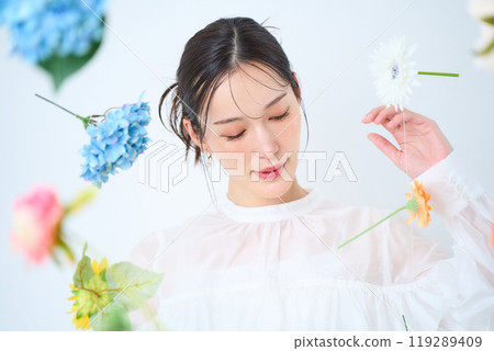一個被五顏六色的花朵包圍的女人的幻想 119289409