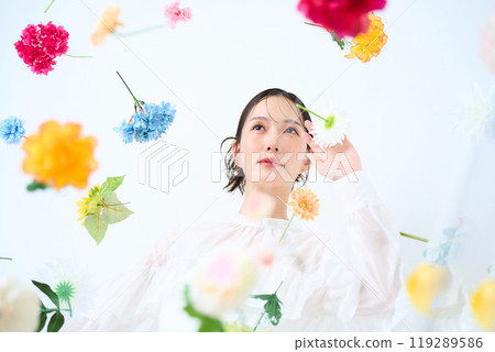 一個被五顏六色的花朵包圍的女人的幻想 119289586