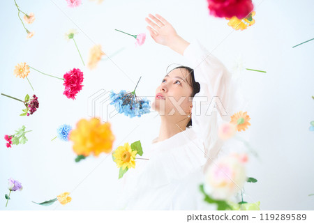 一個被五顏六色的花朵包圍的女人的幻想 119289589