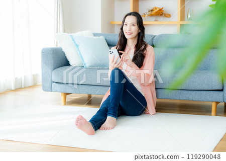 在房間裡操作智能手機的女人 119290048