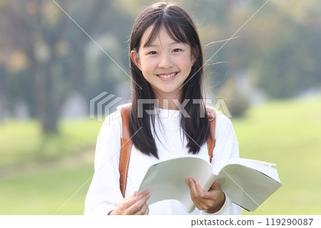 Elementary school student reading a book 119290087