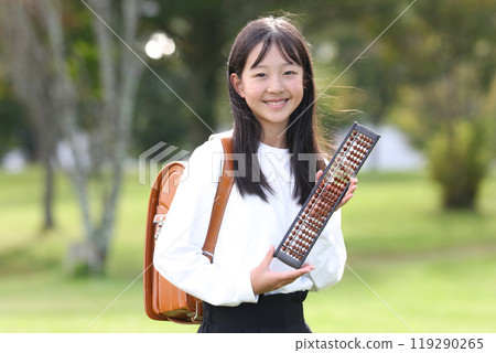Elementary school student with abacus 119290265